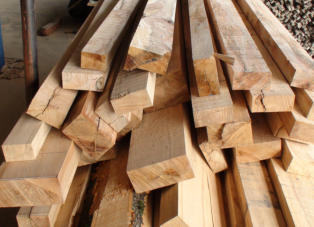 Žaga za industrijo masivnega pohištva. Razrez lesa za industrijo masivnega pohištva. Izdelava lesenih polizdelkov za industrijo masivnega pohištva.
