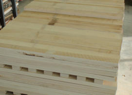 Žaga za industrijo masivnega pohištva. Razrez lesa za industrijo masivnega pohištva. Izdelava lesenih polizdelkov za industrijo masivnega pohištva.