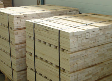 Žaga za industrijo masivnega pohištva. Razrez lesa za industrijo masivnega pohištva. Izdelava lesenih polizdelkov za industrijo masivnega pohištva.